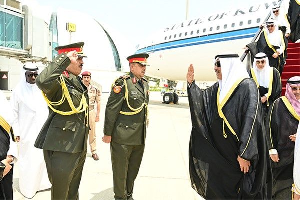 ممثل الأمير سمو ولي العهد يصل إلى قطر لتقديم واجب العزاء في وفاة الأمير الوالد