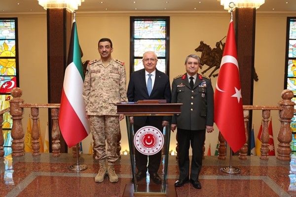 رئيس الأركان ووزير الدفاع الوطني في تركيا بحثا تطوير التعاون الثنائي في مختلف المجالات