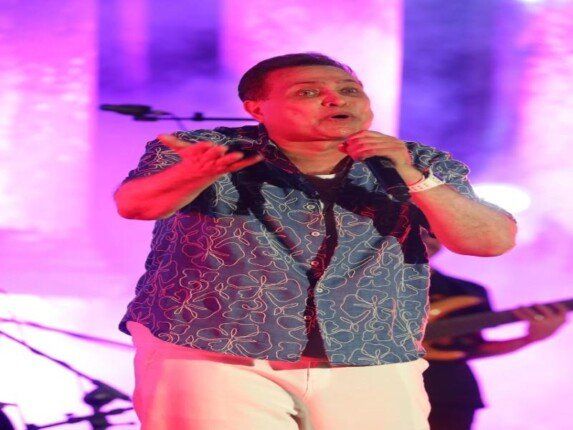 شاهد .. «من زمان بعشق تونس».. حكيم يشعل مهرجان دقة بحفل كامل العدد ورسالة مؤثرة للجمهور