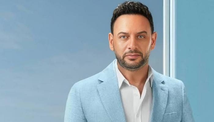 شاهد .. مصطفى قمر يكشف سر «قمر قمرين».. رسالة خاصة إلى عمرو دياب ومفاجأة سينمائية جديدة