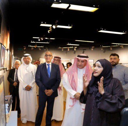 شاهد .. حضور دبلوماسي رفيع يعزز البعد الثقافي الدولي لمعرض «أطياف الحرمين حول العالم» للمصورة السعودية سوزان أسكندر