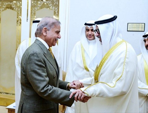 رئيس وزراء باكستان بحث مع وزير الخارجية التطورات الإقليمية والجهود الرامية إلى تعزيز الأمن والاستقرار في المنطقة