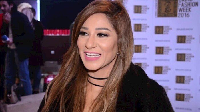 شاهد .. نجاة الفنانة إنجي شرف من حادث سير مروع بعد انفجار إطار سيارتها