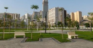 المساحات الخضراء في مكة.. بيئة حضرية تلطّف الأجواء وتعزز راحة الزوار والمعتمرين