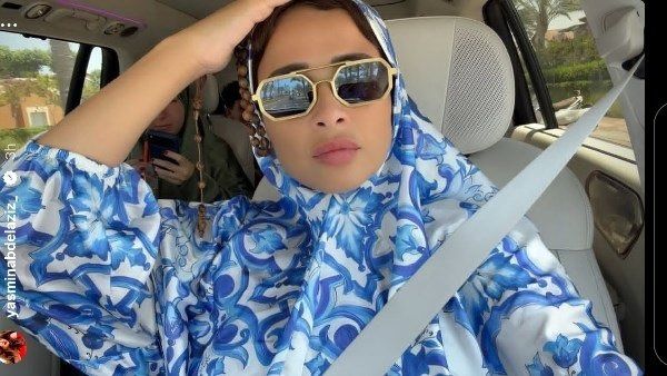 شاهد .. ياسمين عبد العزيز تشارك جمهورها صورة بإسدال الصلاة