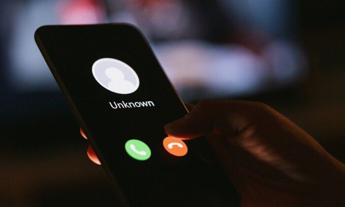 آيفون يواجه المكالمات المزعجة بذكاء.. كيف تعمل ميزة «فحص المكالمات» في iOS 26؟