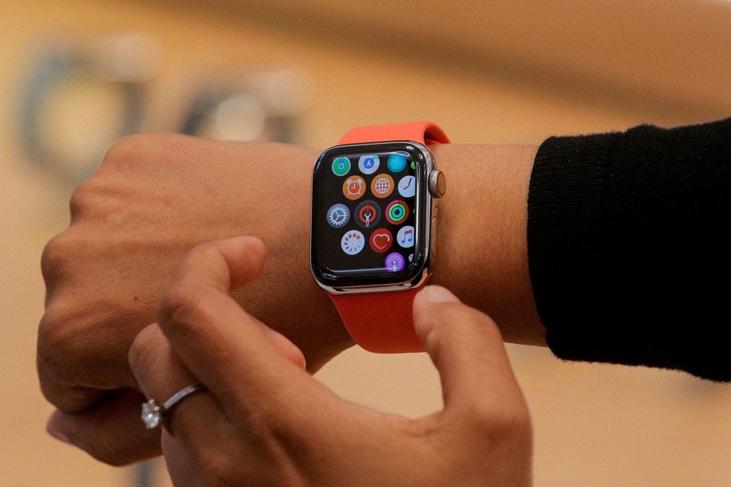 "أبل" تختبر ميزة جديدة لمراقبة نبضات القلب على مدار اليوم في Apple Watch