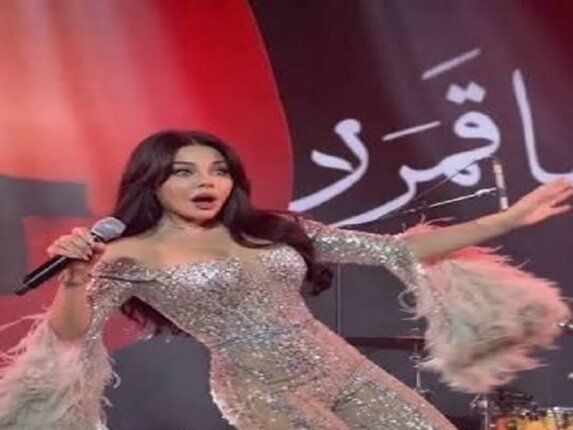 شاهد .. هيفاء وهبي تعلق على سقوطها في حفل زفاف: «وقعت في أيدٍ أمينة»