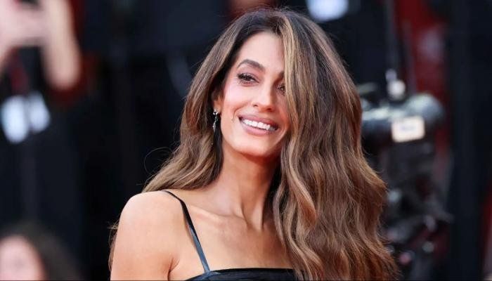 شاهد .. بإطلالة من إيلي صعب.. أمل كلوني تتألق في شوارع فينيسيا برفقة جورج
