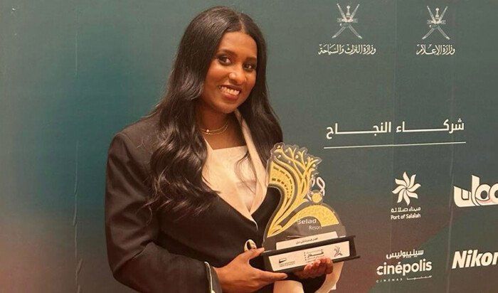 شاهد .. الفيلم الكويتي «بلا أبواب» يحصد جائزة أفضل فيلم وثائقي دولي في مهرجان ظفار السينمائي