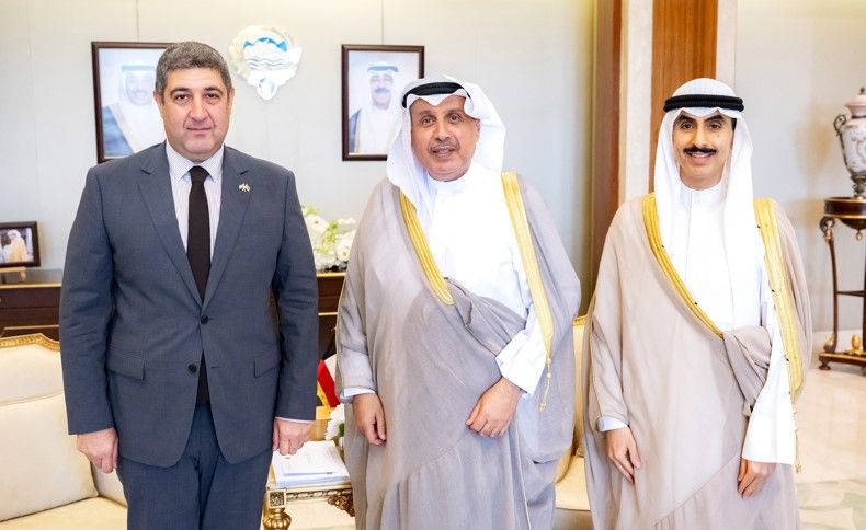 وزير الديوان الأميري ورئيس ديوان ولي العهد بحثا مع سفير أرمينيا تطورات الأوضاع في المنطقة