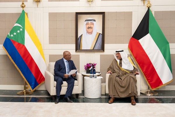 ممثل الأمير يبحث مع رئيس اتحاد جزر القمر سبل تطوير العلاقات الثنائية