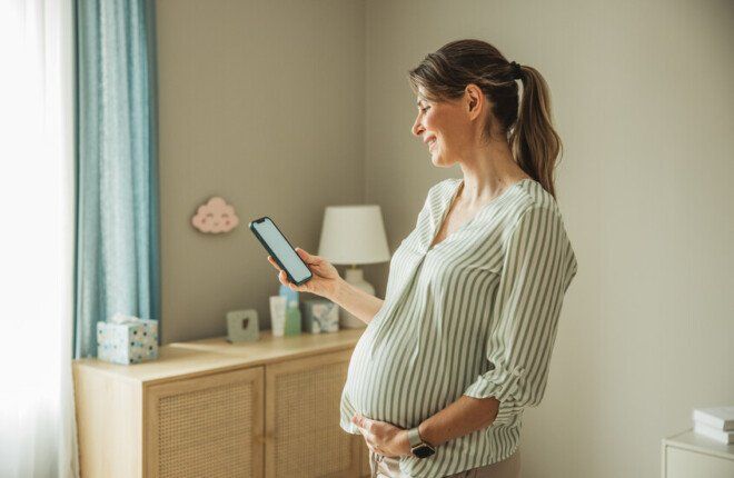 دراسة علمية تبحث تأثير استخدام الهاتف المحمول أثناء الحمل على صحة الجنين