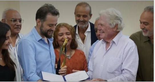 شاهد .. حسين فهمي يسلم صناع «القصص» جائزتهم من مهرجان طريق الحرير السينمائي