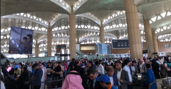 بعد استهداف مطار الملك خالد بالرياض.. تعليق العمليات التشغيلية واستمرار حصر الخسائر.. البعثات السعودية تطلق خدمات التواصل مع المتأثرين بإلغاء رحلاتهم.. وانطلاق حافلات غدا لنقل المواطنين من الكويت إلى الرياض