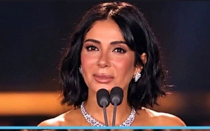شاهد .. منى زكي تفتح قلبها في مهرجان الجونة.. اعترافات مؤثرة عن أحمد حلمي والمشاهد الجريئة وأزمة «أصحاب ولا أعز»