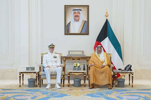 ولي العهد يستقبل نائب الأدميرال قائد القيادة المركزية للقوات البحرية الأميركية والأسطول الخامس بمناسبة زيارته للبلاد