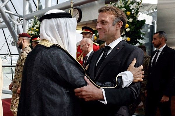 الأمير والرئيس الفرنسي يتبادلان قلادة «مبارك الكبير» و«وسام جوقة الشرف الفرنسي الأكبر»