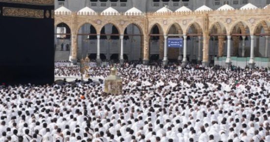 خطيب المسجد الحرام: الإيمان بالله من أعظم أسباب سكينة النفس وطمأنينة القلب