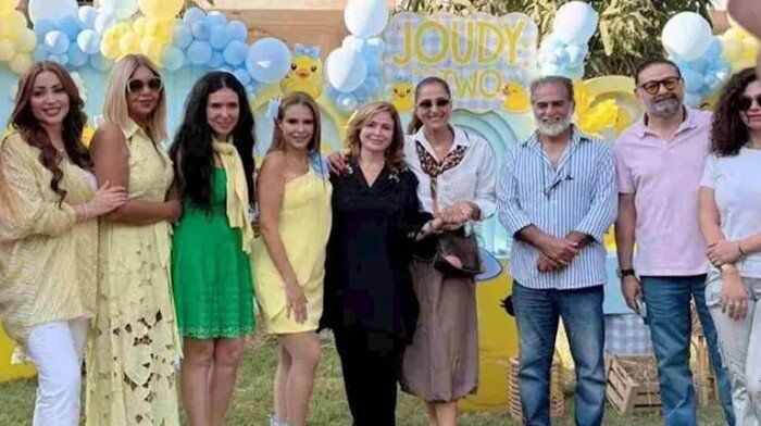 شاهد .. حنان مطاوع تخطف الأنظار بإطلالة بسيطة في عيد ميلاد ابنة دنيا عبد العزيز