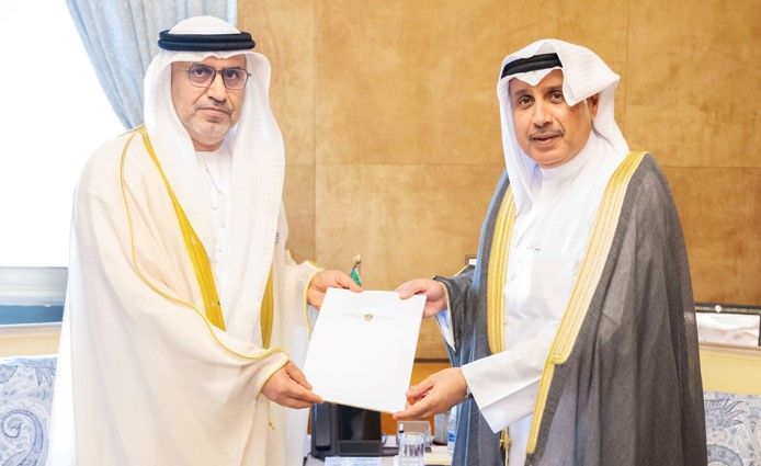 وزير الديوان الأميري تسلّم دعوة لحضور سباق جائزة الاتحاد للطيران الكبرى للفورمولا 1 بأبوظبي في ديسمبر