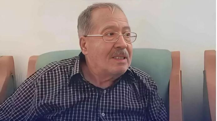 شاهد .. بعد إصابته بجلطة في المخ.. أشرف زكي يكشف تفاصيل إقامة سامي عبد الحليم بدار رعاية الفنانين