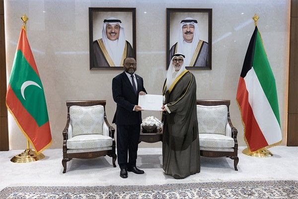 الأمير يتلقى رسالة خطية من رئيس المالديف تسلمها وزير الخارجية