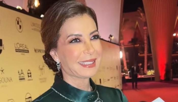 شاهد .. منال سلامة تكشف كواليس التصوير في الماضي: «كنا بنغير هدومنا في المناور»