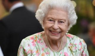 شاهد .. صور مسربة من شهر عسل الملكة إليزابيث في اليمن وهذا ما ارتدته!