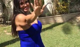 اتفرج – فيفي عبده “بتتمخطر” في الشارع بالأزرق الجذاب