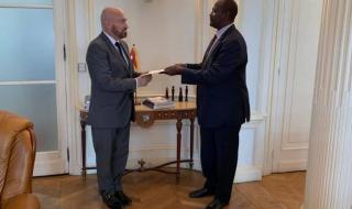 سفير السودان بباريس يقدم نسخة من أوراق اعتماده