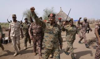 القائد العام يتفقد القوات المسلحة بالحدود الشرقية