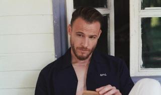 شاهد .. كرم بورسين يستعرض عضلات صدره المشدودة والمتابعون يبدون إعجابهم-بالصورة