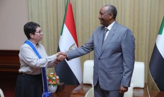 البرهان يمنح سفيرة البرازيل وسام النيلين