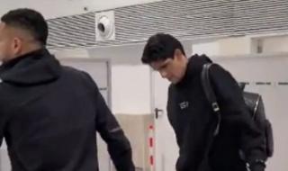 شاهد .. بالفيديو - نجما المنتخب المغربي يخطفان قلوب المتابعيي بتواضغهما