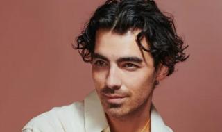 شاهد .. بالفيديو - جو جوناس يسخر من نيك جوناس بطريقة غير مباشرة وزوجته صوفي تيرنر توقفه