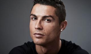 شاهد .. بالصورة - كريستيانو رونالدو يخضع لوشم في وجهه.. وملامحه بتغيير كامل