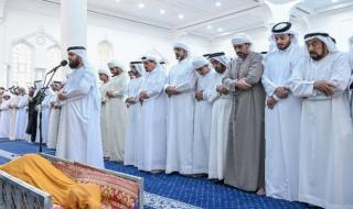حاكم عجمان وولي عهده يؤديان صلاة الجنازة على جثمان عبدالله إبراهيم الظاهري