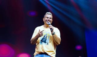 شاهد .. بالصور - عمرو دياب يتألق في أضخم حفلات صيف الكويت والجمهور يهتف : أهو إنت الحظ