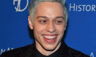 شاهد .. إمرأة تصف بيت ديفيدسون بـ "رجل من سكان نيويورك الفاسدين يتمتع بالسحر والشخصية" وهذا هو السبب