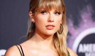 شاهد .. تايلور سويفت تطلب من محبيها هذا الطلق قبل أدائها أغنية "Dear John"