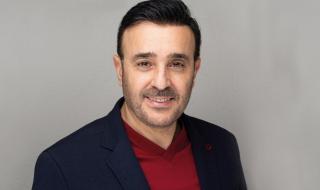 شاهد .. أبنة صابر الرباعي تفاجئه أمام الجماهير .. وهكذا كانت ردة فعله