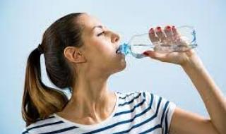 شرب الماء بكثرة يسبب 5 أمراض خطيرة .. إليك الكمية المناسبة للشرب يوميا