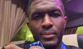 موديست يحتفل بالميدالية البرونزية لكأس العالم للأندية داخل حافلة الأهلى.. صورة