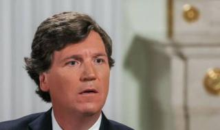 "تاكر كارلسون" يفضح رئيس الوزراء البريطاني ويصفه بوصف مهين وغير لائق؟