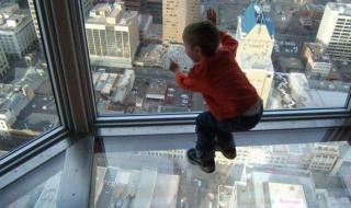 شاهد .. سقط من الطابق العشرين.. وفاة مأساوية لطفل آسيوي في الشارقة