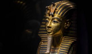 عبارة صادمة ومرعبة مكتوبة على القناع الذهبي للفرعون المصري توت عنخ آمون؟ لن تصدق ما هي