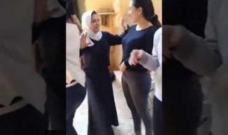 تسريب مقطع فيديو لطالبة بوصلة رقص مثيرة داخل أحد الفصول الدراسية (فيديو)