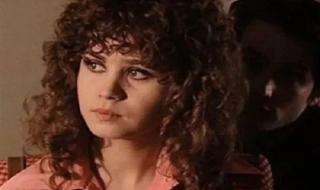 مشهد تمثيلي على السرير يتحول لمعاشرة حقيقة و المخرج لم يرحمها و يواصل التصوير رغم بكاء و صراخ الممثلة.. شاهد من تكون!