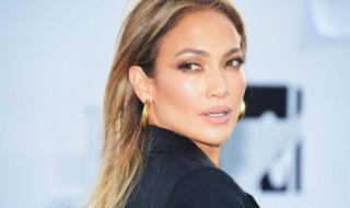 شاهد .. حقيبة يد جينيفر لوبيز تلفت الأنظار.. وإطلالتها مستوحاة من الأميرة ديانا